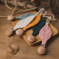 Milkii Schnullerkette Leaf, Mustard Yellow -Bambino Store 26719 3