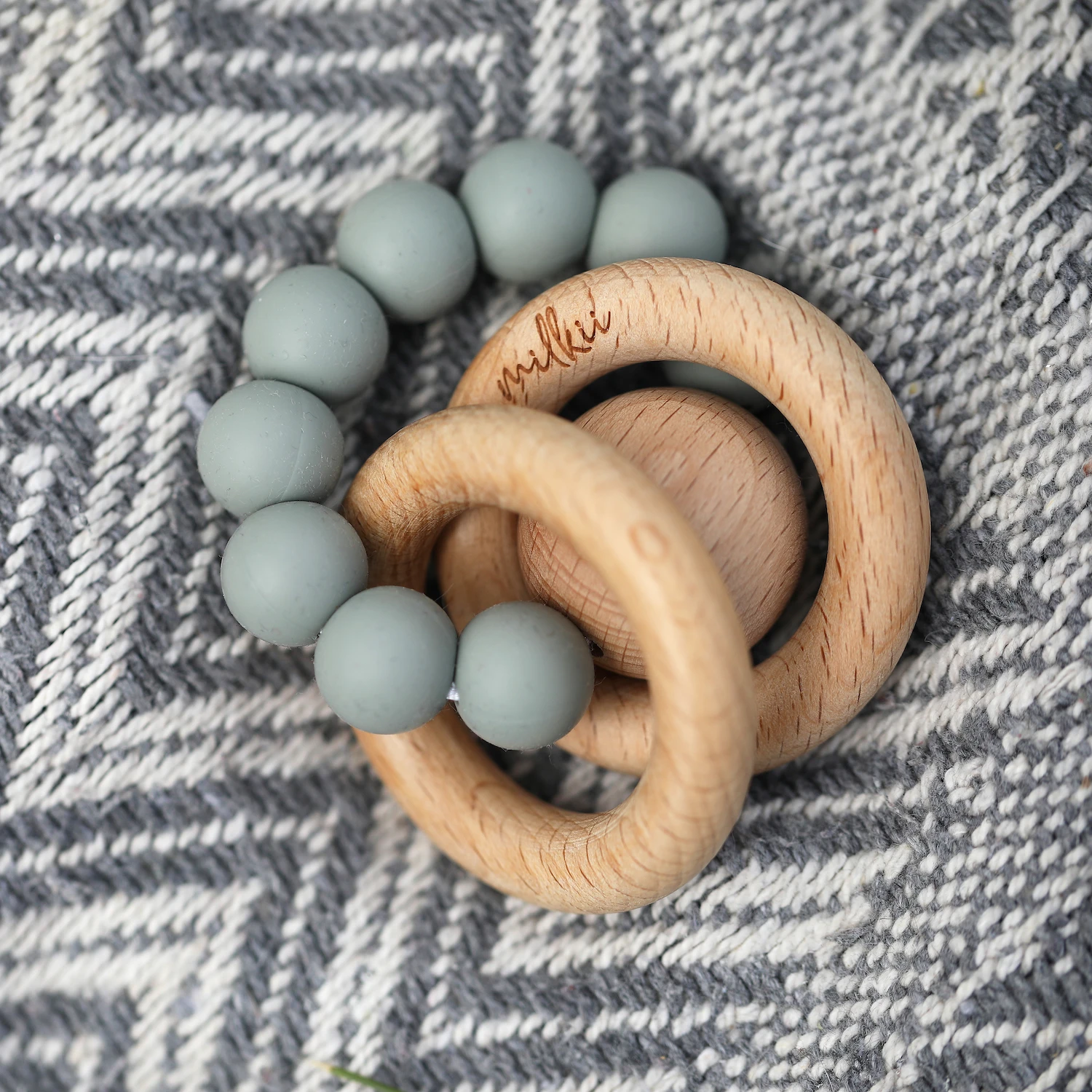 Milkii Beissring Holzrassel, Light Grey 5 Milkii Beissring Holzrassel, Light Grey – Bild 3