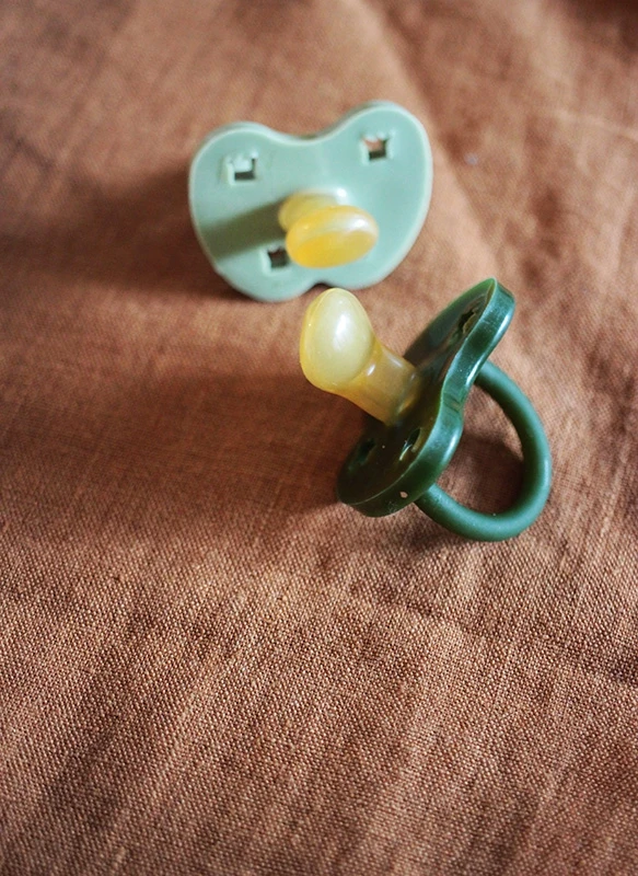 HEVEA 2er-Pack Naturkautschuk Schnuller, Moss Green + Deep Forrest Green - Kiefergerecht (ab 3 Mon.) 4 HEVEA 2er-Pack Naturkautschuk Schnuller, Moss Green + Deep Forrest Green - Kiefergerecht (ab 3 Mon.) – Bild 2