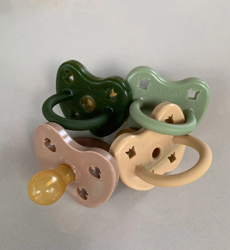 HEVEA 2er-Pack Naturkautschuk Schnuller, Moss Green + Deep Forrest Green - Kiefergerecht (ab 3 Mon.) 6 HEVEA 2er-Pack Naturkautschuk Schnuller, Moss Green + Deep Forrest Green - Kiefergerecht (ab 3 Mon.) – Bild 4
