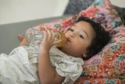 Hevea Babyfläschchen Aus Glas/ Weiter Hals (250 Ml) + Trinksauger & Schutzkappe -Bambino Store 38946 1